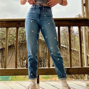 Hollister Ultra High-Rise Mom Jeans